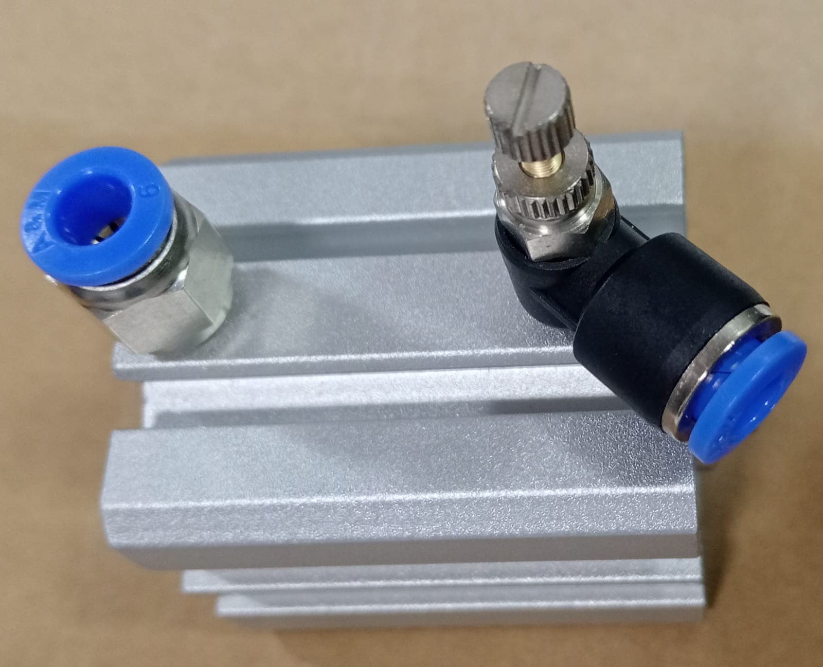 CILINDRO PNEUMATICO AIRTAC  35X25 CON RACORES - Imagen 1
