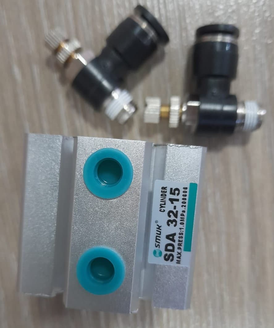 CILINDRO PNEUMÁTICO CON RACORES SDA 32-15 SMUK PARA CORTE MORDAZA - Imagen 1