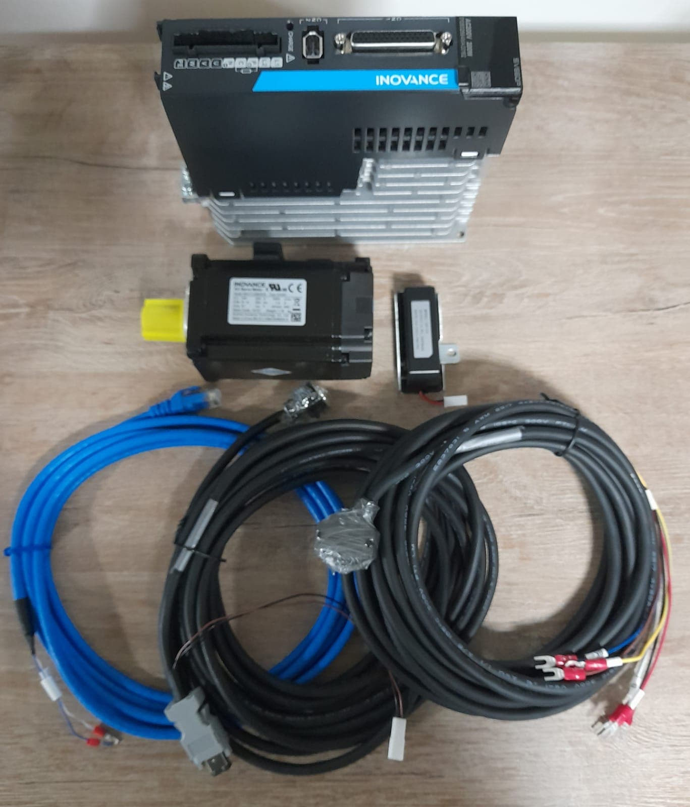 KIT SERVO MOTOR ( 0.2KW)/ DRIVER (SV660PS1R6I)/ RESISTENCIA FRENADO (S6-C4)/CABLE ENCODER,COMUNICACION Y MOTOR - Imagen 1