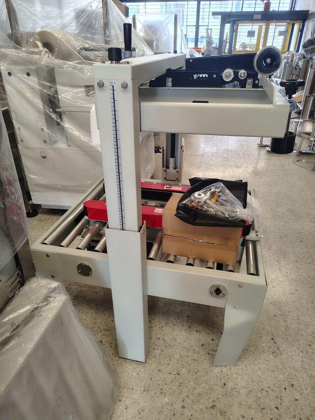 ENCINTADORA DE CAJAS FXJ 5050 AS ( 2 MOTORES ABAJO) ENTRADA DE 53CM - Imagen 1