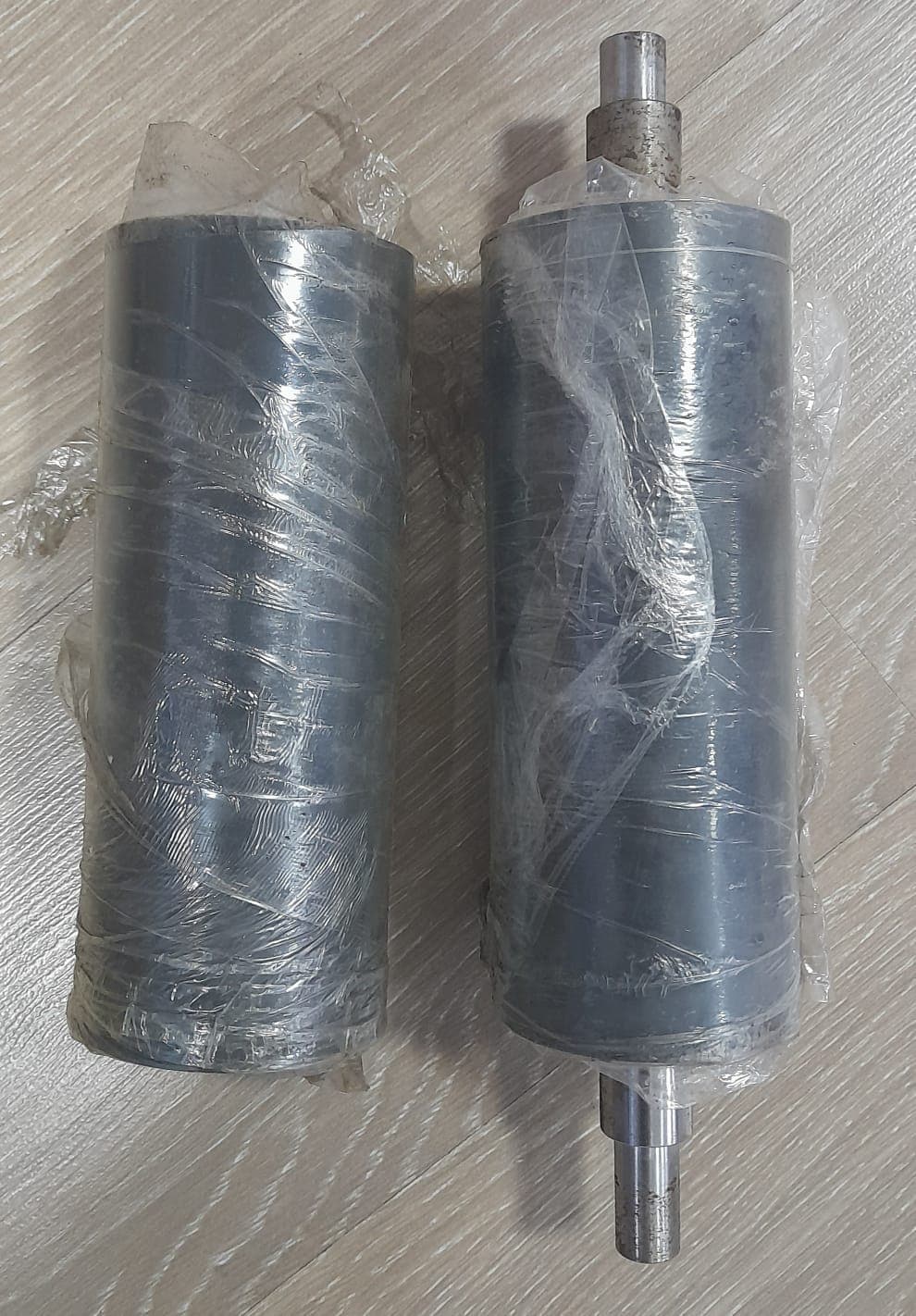 RODILLOS ENCAUCHETADOS PARA HALADO DE PLÁSTICO EN MÁQUINA DE AGUA (PAR) INCLUYE EJE CENTRAL /RODAMIENTOS/PINS EJER)