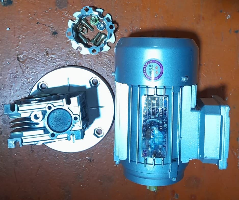 MOTOR PARA BANDA DE SALIDA CON CAJA Y TORNILLOS - Imagen 1