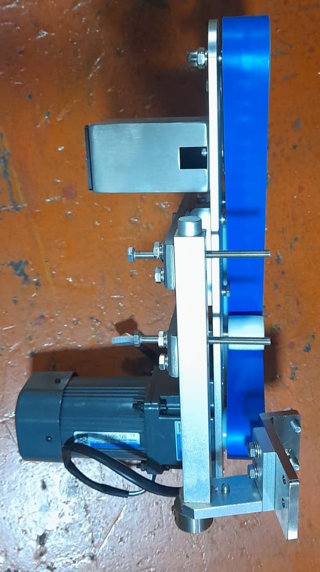 ORIENTADOR MOTORIZADO DE PRODUCTO PARA SOBREBANDA - Imagen 1