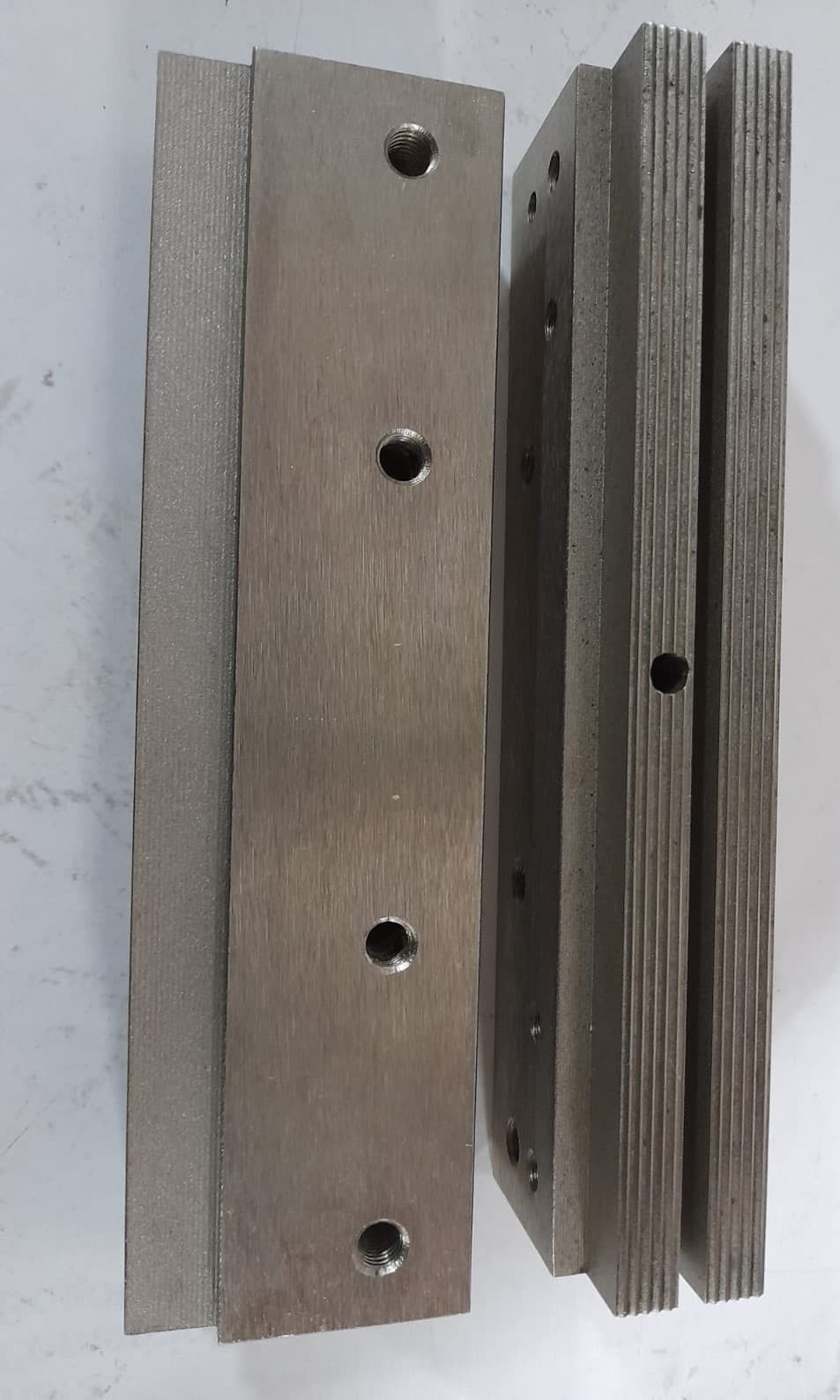 MORDAZA VERTICAL 155MMX40MMX30 CON HUECO PERFORADOR DE 5MM - Imagen 1