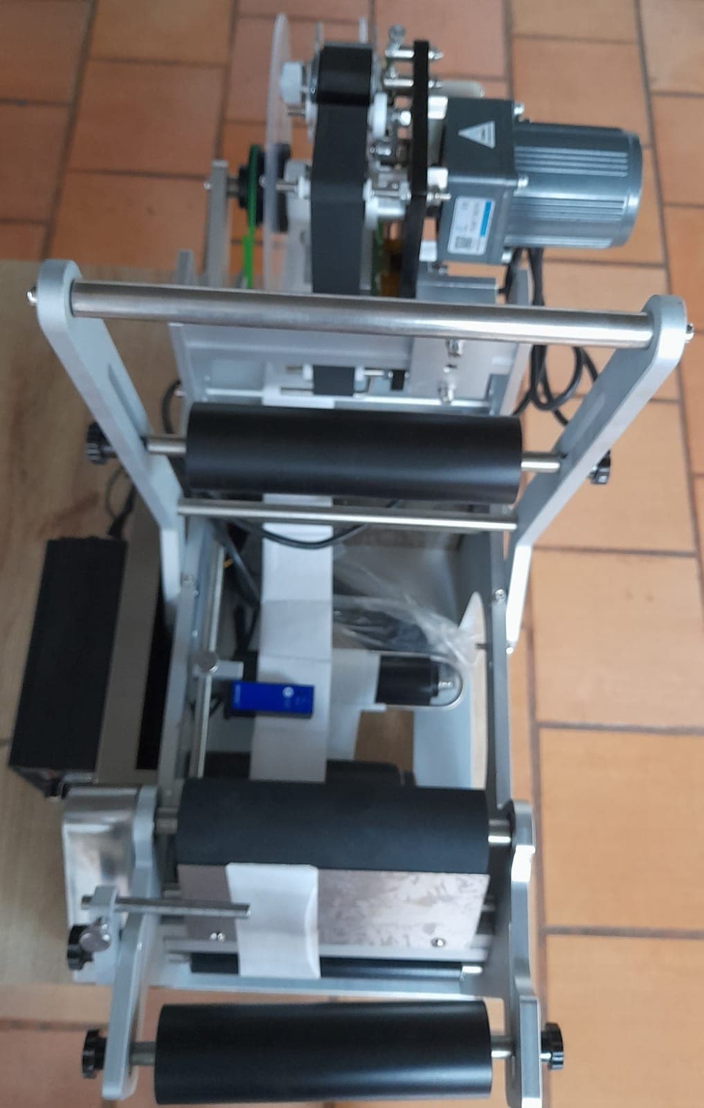 ETIQUETEADORA SEMIAU. BOTELLA REDONDA MT-50B DE MESA CON CODIFICADOR - Imagen 1
