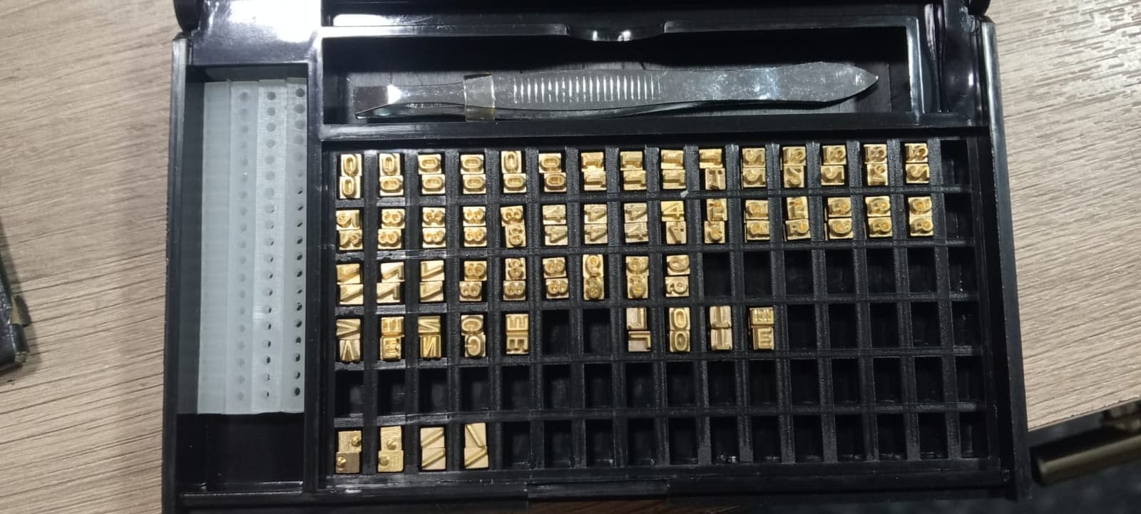 CAJA DE TIPOS TIPO BOTELLA IZQUIERDOS (T-3.0T) / DERECHOS (T-3.5R ) X 96 UNIDADES