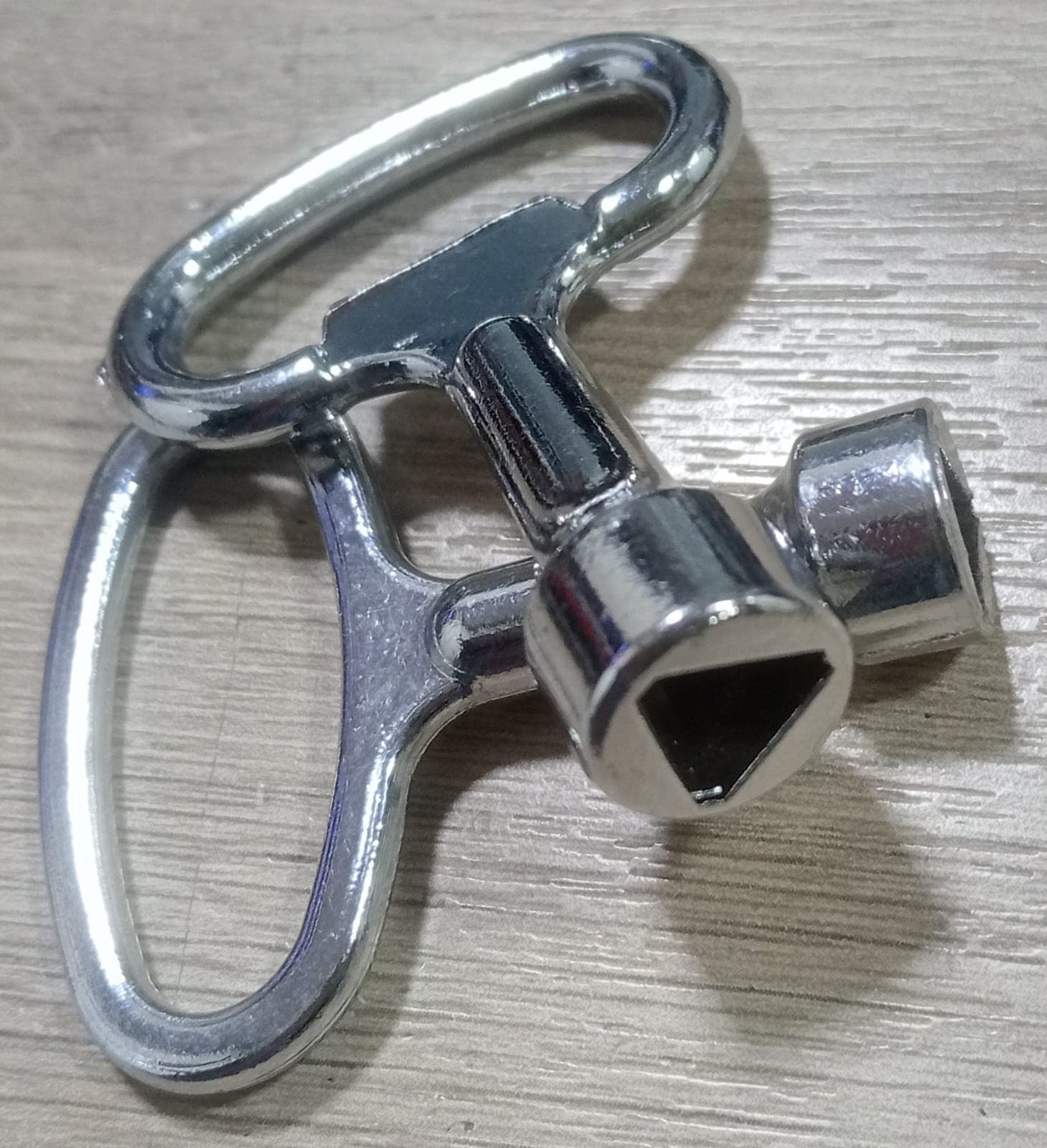 LLAVE TRIANGULAR PARA APERTURA DE PUERTAS - Imagen 1