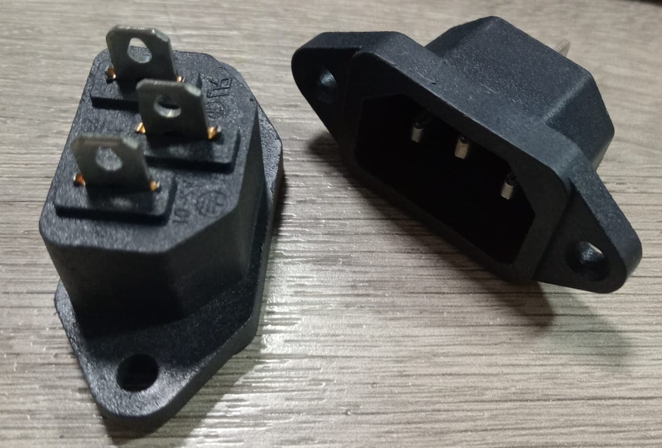 CONECTOR HEMBRA PARA CHASIS - Imagen 1