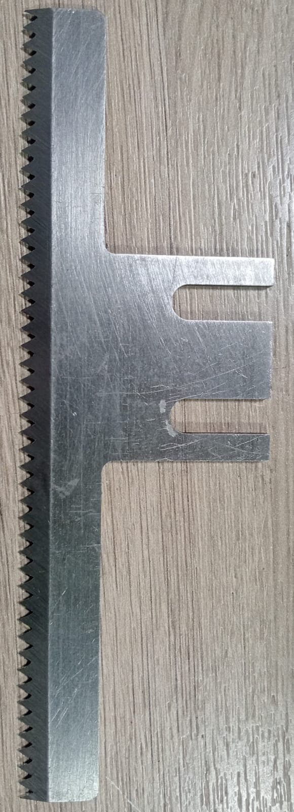 CUCHILLA EN T 140MMX45MMX3MM - Imagen 1